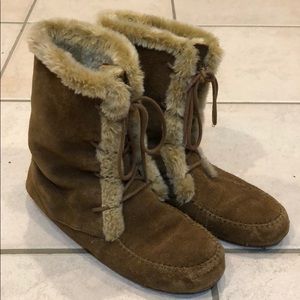 Minnetonka Lace Up Leather/Fur Boots